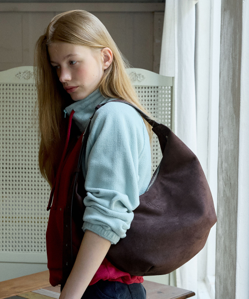 MUCU AND EBONY（ムクアンドエボニー）の「Becoming Suede Bag _ Brown（ショルダーバッグ・レディース・その他・FREE）」の2枚目の写真