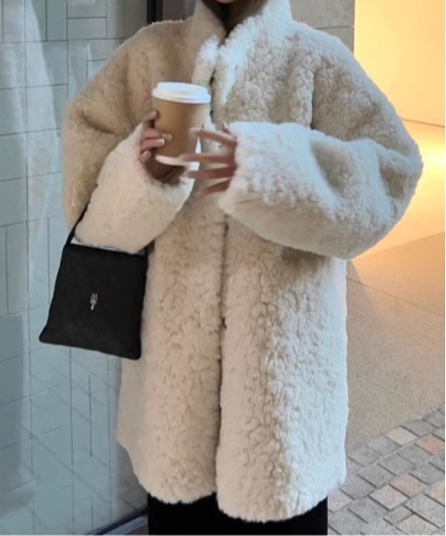 &soiree(アンドソワレ)の「スタンドカラーボアミドルコート(その他アウター・レディース・グレー/ホワイト・SMALL/MEDIUM/LARGE)」の3枚目の写真