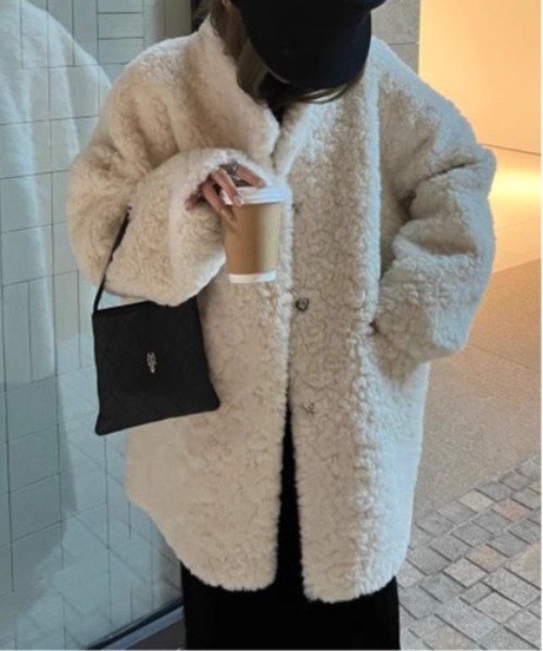 &soiree(アンドソワレ)の「スタンドカラーボアミドルコート(その他アウター・レディース・グレー/ホワイト・SMALL/MEDIUM/LARGE)」の4枚目の写真