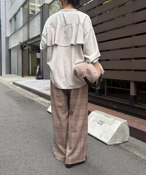 Jena espace merveilleux（ジェナ　エスパスメルヴェイユ）の「バックラッフルコーデュロイシャツ（シャツ/ブラウス・レディース・ブラック/モカ/アイボリー・FREE）」の17枚目の写真