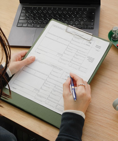 PENCO（ペンコ）の「penco ペンコ クリップボード 二つ折り バインダー 用箋挟 A4（ステーショナリー・レディース・グリーン/ブルー/グレー/ネイビー/パープル/イエロー/ブラウン/ピンク/レッド/カーキ/ワイン/アイボリー/ブラック・FREE）」の5枚目の写真