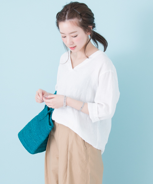 URBAN RESEARCH（アーバンリサーチ）の「UR Vネックリネンブラウス（シャツ/ブラウス・レディース・ブラック/ブラウン系その他/マスタード/オフホワイト・FREE）」の2枚目の写真