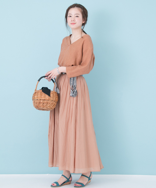 URBAN RESEARCH（アーバンリサーチ）の「UR Vネックリネンブラウス（シャツ/ブラウス・レディース・ブラック/ブラウン系その他/マスタード/オフホワイト・FREE）」の7枚目の写真