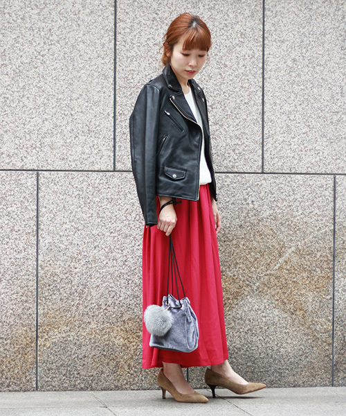 le.coeur blanc（ルクールブラン）の「ファーチャーム付きベロア巾着（ショルダーバッグ・レディース・ネイビー/ライトグレー・FREE）」の4枚目の写真