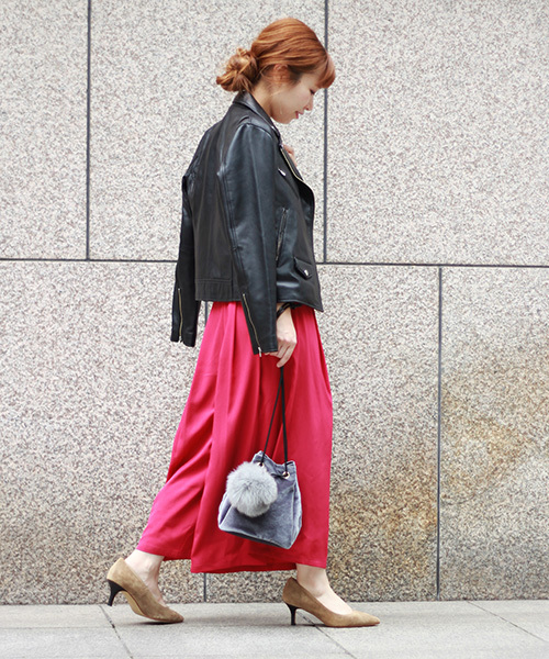 le.coeur blanc（ルクールブラン）の「ファーチャーム付きベロア巾着（ショルダーバッグ・レディース・ネイビー/ライトグレー・FREE）」の5枚目の写真