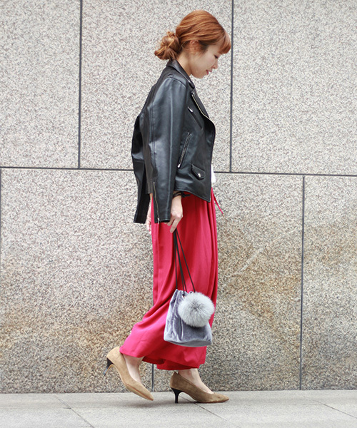 le.coeur blanc（ルクールブラン）の「ファーチャーム付きベロア巾着（ショルダーバッグ・レディース・ネイビー/ライトグレー・FREE）」の6枚目の写真