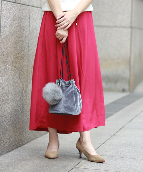 le.coeur blanc（ルクールブラン）の「ファーチャーム付きベロア巾着（ショルダーバッグ・レディース・ネイビー/ライトグレー・FREE）」の7枚目の写真