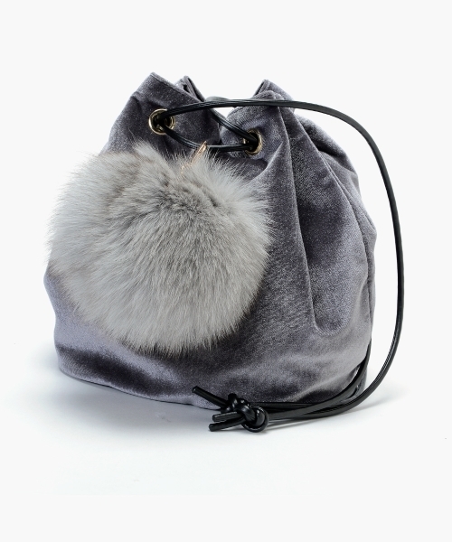 le.coeur blanc（ルクールブラン）の「ファーチャーム付きベロア巾着（ショルダーバッグ・レディース・ネイビー/ライトグレー・FREE）」の8枚目の写真