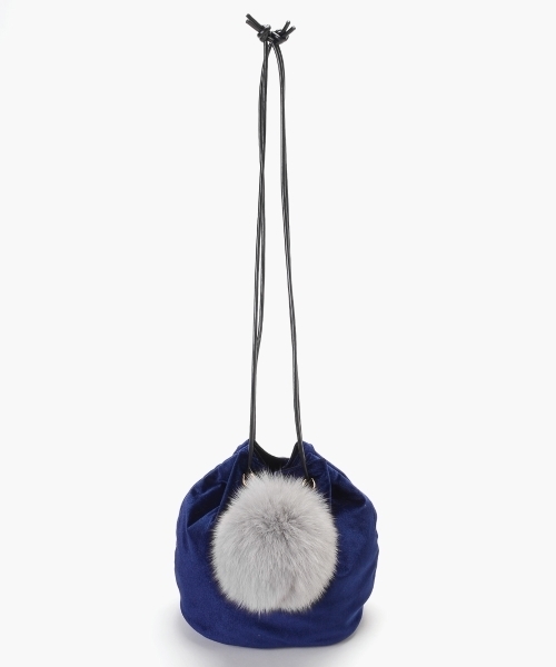 le.coeur blanc（ルクールブラン）の「ファーチャーム付きベロア巾着（ショルダーバッグ・レディース・ネイビー/ライトグレー・FREE）」の19枚目の写真