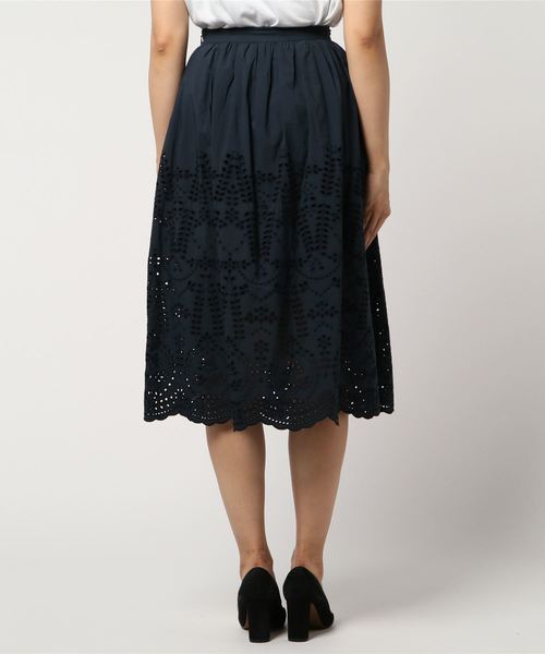JILL STUART(ジルスチュアート)の「インディアエンブロイダリースカート(スカート・レディース・ホワイト/ネイビー・2/4/0)」の3枚目の写真