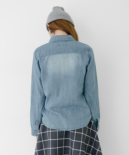 URBAN RESEARCH（アーバンリサーチ）の「UR デニムシャツ（シャツ/ブラウス・レディース・インディゴブルー・ONE）」の17枚目の写真