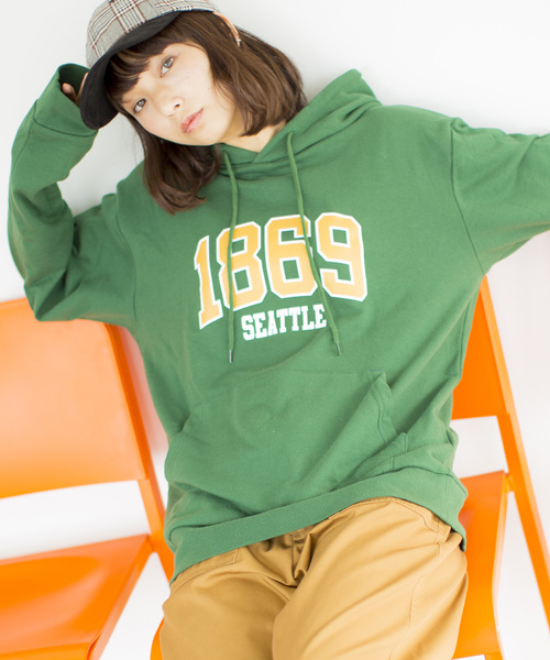 WEGO(ウィゴー)の「WEGO/カレッジロゴプリントパーカー(パーカー・レディース・ダークグリーン/マスタード/杢グレー/ワイン・FREE)」の3枚目の写真