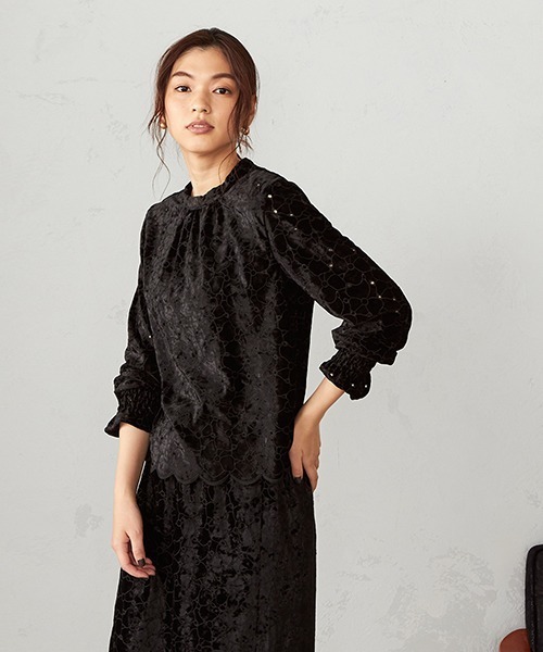 COMME CA ISM（コムサイズム）の「ベロア 刺繍レース カットソーブラウス（シャツ/ブラウス・レディース・ブラック/ブルー/ワイン・SMALL/MEDIUM/LARGE/X-LARGE）」の2枚目の写真