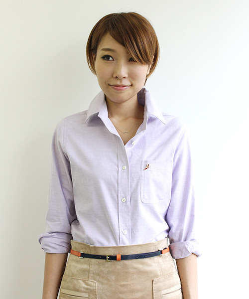 LOUNGEDRESS(ラウンジドレス)の「ヒールピン付きシャツ(シャツ/ブラウス・レディース・オフホワイト/パープル/サックスブルー・フリ-)」の1枚目の写真