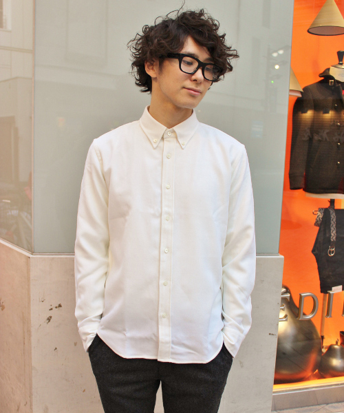 EDIFICE（エディフィス）の「◇サキソニーボタンダウンシャツ（シャツ/ブラウス・メンズ・ホワイト/ネイビー/ボルドー/ライトグレー・44/46/50/48）」の2枚目の写真