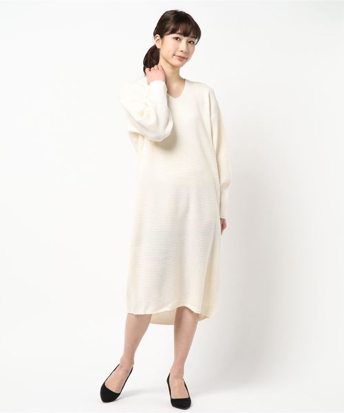 KOBE LETTUCE(コウベレタス)の「ワッフル編み地ロング丈Vネックニットワンピース(ワンピース・レディース・ベージュ/ネイビー/グレー/オフホワイト・FREE)」の2枚目の写真