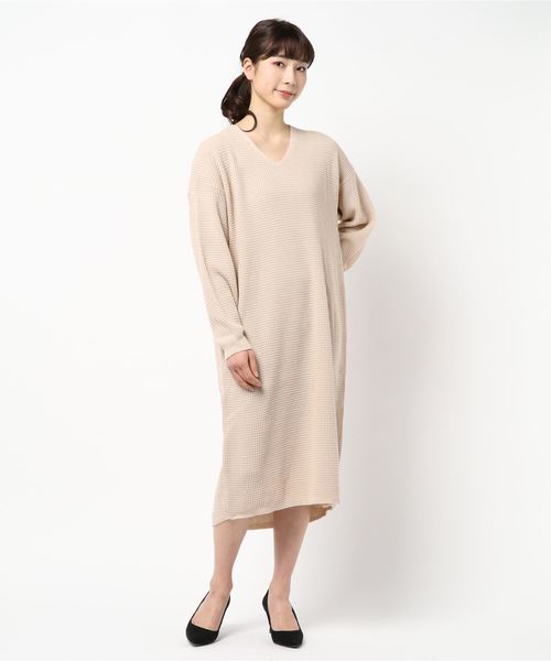 KOBE LETTUCE(コウベレタス)の「ワッフル編み地ロング丈Vネックニットワンピース(ワンピース・レディース・ベージュ/ネイビー/グレー/オフホワイト・FREE)」の5枚目の写真