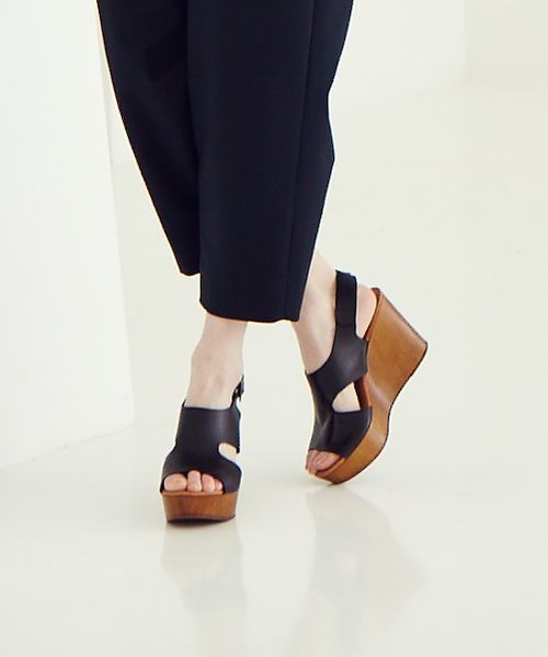Another Edition(アナザーエディション)の「BIANCA/W CUT SNDL90(サンダル・レディース・ブラック/ダークブラウン/ネイビー・38/36/37)」の2枚目の写真