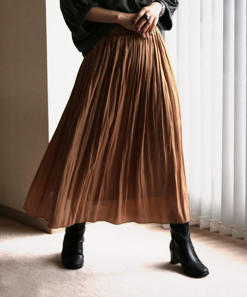 vingtrois(バントロア)の「【vingtrois】ランダムシャイニーサテンプリーツスカート(スカート・レディース・ブラック/キャメル/ピンク系その他/グレイッシュベージュ・M)」の4枚目の写真