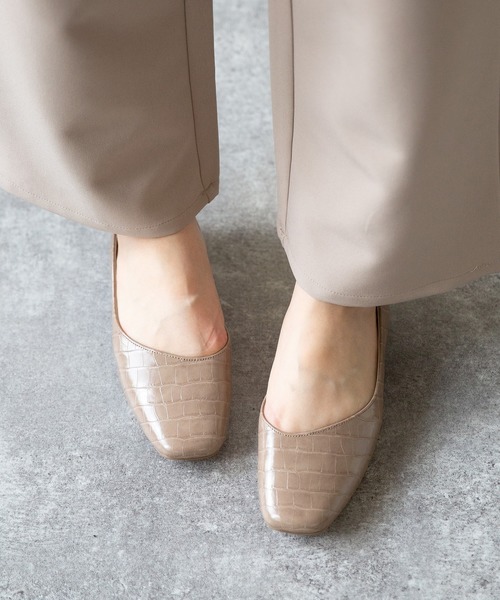 menue(メヌエ)の「アシメカット スクエアトゥ セパレートパンプス 1cmヒール(パンプス・レディース・シルバー/ホワイト/ブラック/パイソン/ライトグリーン/パープル/ブラウン系その他/ワインレッド/グレイッシュベージュ・23.0cm/23.5cm/25.5cm/21.5cm/22.5cm/22.0cm/24.0cm/26.0cm/24.5cm/25.0cm)」の5枚目の写真