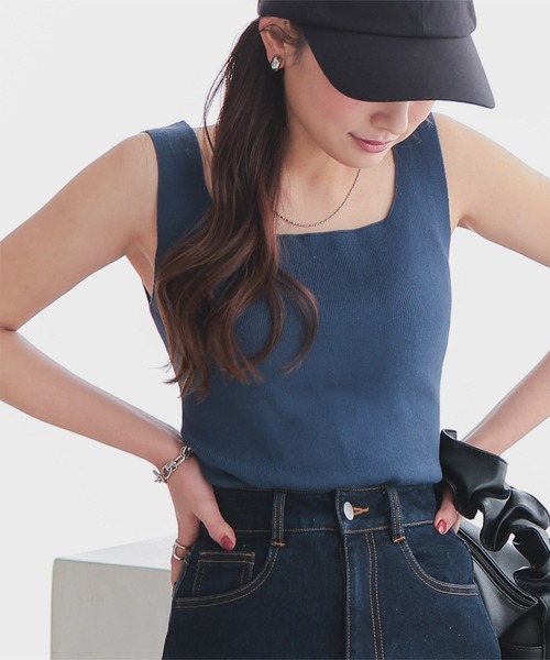 KOBE LETTUCE（コウベレタス）の「スクエアネックスリーブレスニットトップス（タンクトップ・レディース・オフホワイト/ブラック/ブルー/モカ/ブラウン/ライトベージュ/ラベンダー/ダークオレンジ/ライトカーキ/ピンク/グレイッシュブルー/チャコールグレー/ライトピンク/ホワイト×ブラック/ライトグレー・FREE）」の11枚目の写真