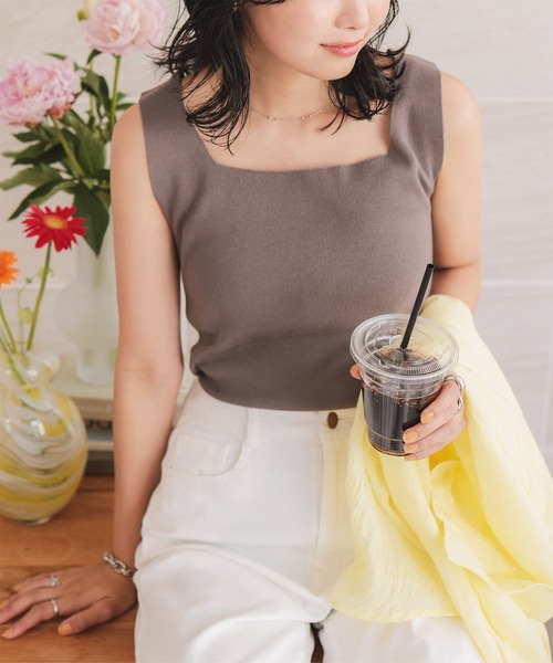 KOBE LETTUCE（コウベレタス）の「スクエアネックスリーブレスニットトップス（タンクトップ・レディース・オフホワイト/ブラック/ブルー/モカ/ブラウン/ライトベージュ/ラベンダー/ダークオレンジ/ライトカーキ/ピンク/グレイッシュブルー/チャコールグレー/ライトピンク/ホワイト×ブラック/ライトグレー・FREE）」の19枚目の写真