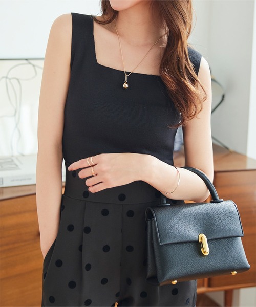 KOBE LETTUCE（コウベレタス）の「スクエアネックスリーブレスニットトップス（タンクトップ・レディース・オフホワイト/ブラック/ブルー/モカ/ブラウン/ライトベージュ/ラベンダー/ダークオレンジ/ライトカーキ/ピンク/グレイッシュブルー/チャコールグレー/ライトピンク/ホワイト×ブラック/ライトグレー・FREE）」の21枚目の写真