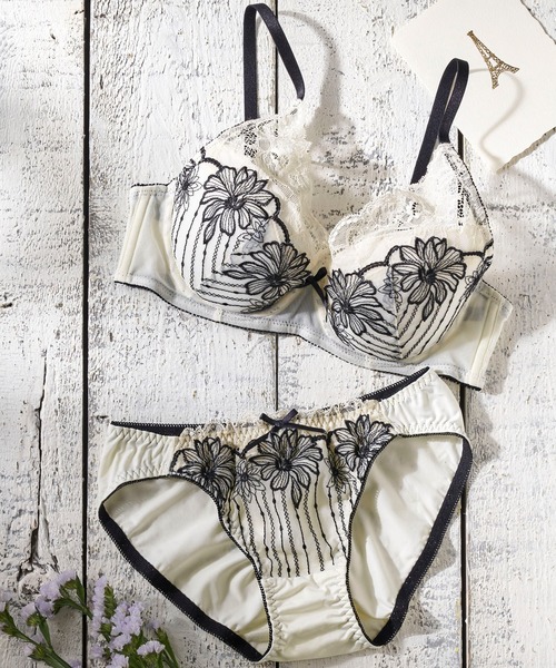 YU'NOW（ユナウ）の「【選べるデザイン！ナチュラルにバストメイク◎】to meeブラ＆ショーツ（ブラ&ショーツ・レディース・グレー/パープル/アイボリー/ブラック/グリーン/オレンジ/ブルー/オフホワイト/サックスブルー/ホワイト×ブラック/マスタード/ブラウン/ブラックミックス/カーキ系/ベージュ系/アイボリー系・A65M/A75M/B65M/B75M/C65M/C70M/C75L/D75L/E70M/E75L/F70M/AA65M/G75L/G70M/A70M/B70M/B75L/C75M/C80L/D80L/E80L/F75L/G80L/AA70M/D70M/F80L）」の4枚目の写真