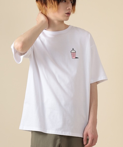 SlashDate（スラッシュデイト）の「オーバーサイズ カフェガール イラスト プリント Tシャツ（Tシャツ/カットソー・メンズ・ホワイト/アッシュグレー/ブラック/ミント/ホワイト系その他/スモークピンク・M/L）」の2枚目の写真