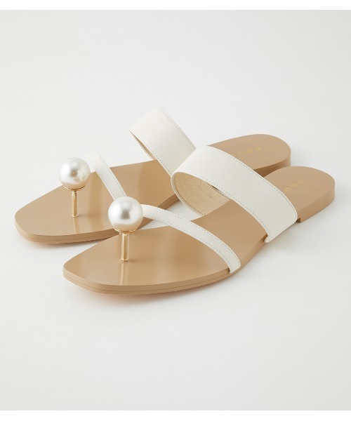 rienda（リエンダ）の「フェイクパールトングフラットシューズ（サンダル・レディース・ブラック/アイボリー・SMALL/MEDIUM/LARGE）」の2枚目の写真