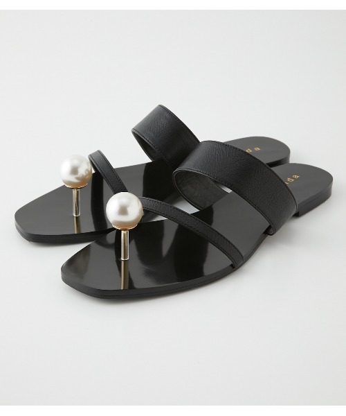 rienda（リエンダ）の「フェイクパールトングフラットシューズ（サンダル・レディース・ブラック/アイボリー・SMALL/MEDIUM/LARGE）」の6枚目の写真