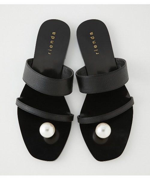 rienda（リエンダ）の「フェイクパールトングフラットシューズ（サンダル・レディース・ブラック/アイボリー・SMALL/MEDIUM/LARGE）」の3枚目の写真