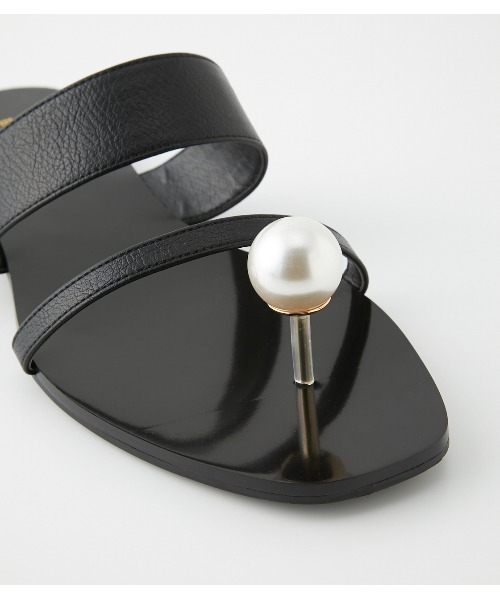 rienda（リエンダ）の「フェイクパールトングフラットシューズ（サンダル・レディース・ブラック/アイボリー・SMALL/MEDIUM/LARGE）」の14枚目の写真