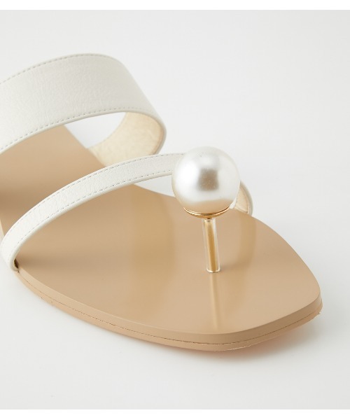 rienda（リエンダ）の「フェイクパールトングフラットシューズ（サンダル・レディース・ブラック/アイボリー・SMALL/MEDIUM/LARGE）」の11枚目の写真