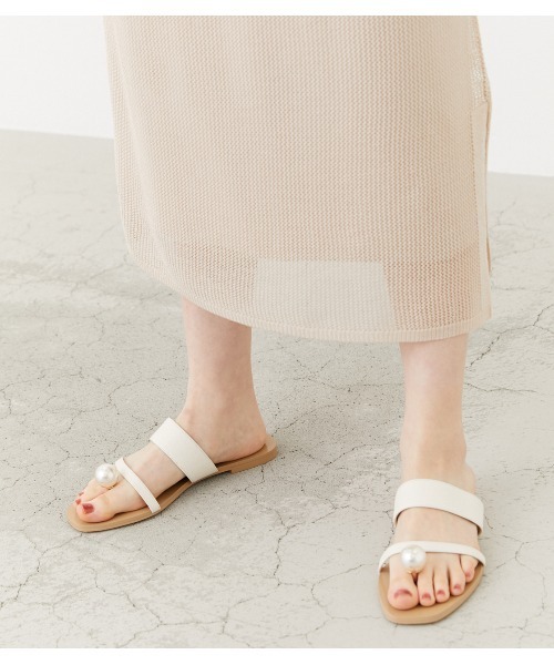 rienda（リエンダ）の「フェイクパールトングフラットシューズ（サンダル・レディース・ブラック/アイボリー・SMALL/MEDIUM/LARGE）」の15枚目の写真