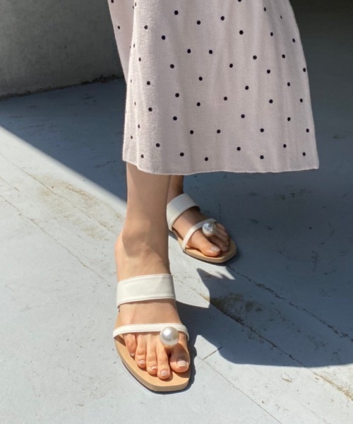 rienda（リエンダ）の「フェイクパールトングフラットシューズ（サンダル・レディース・ブラック/アイボリー・SMALL/MEDIUM/LARGE）」の16枚目の写真