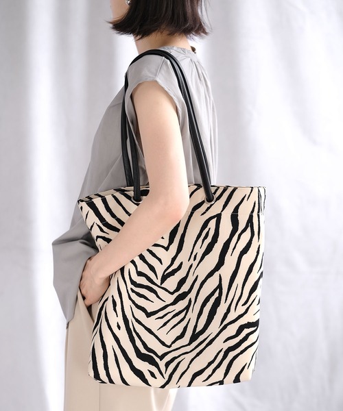 ANDJ(アンドジェイ)の「ゼブラ柄&無地トートバッグ(トートバッグ・レディース・ブラウン/シャンパン/ブラック・M)」の2枚目の写真