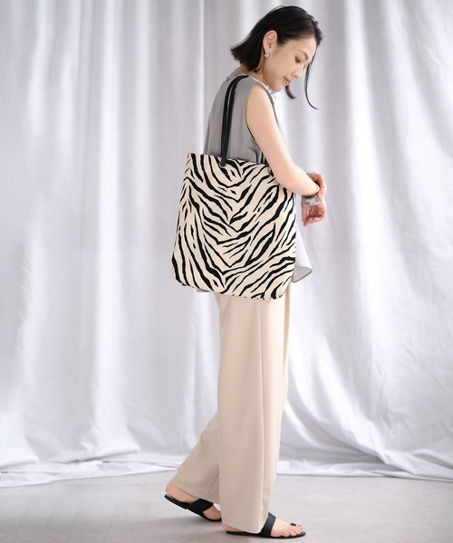 ANDJ(アンドジェイ)の「ゼブラ柄&無地トートバッグ(トートバッグ・レディース・ブラウン/シャンパン/ブラック・M)」の5枚目の写真