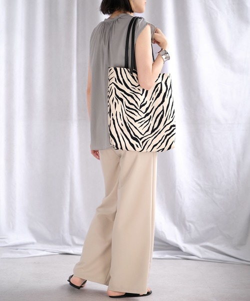 ANDJ(アンドジェイ)の「ゼブラ柄&無地トートバッグ(トートバッグ・レディース・ブラウン/シャンパン/ブラック・M)」の6枚目の写真