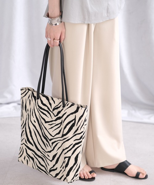 ANDJ(アンドジェイ)の「ゼブラ柄&無地トートバッグ(トートバッグ・レディース・ブラウン/シャンパン/ブラック・M)」の7枚目の写真