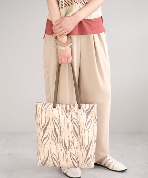 ANDJ(アンドジェイ)の「ゼブラ柄&無地トートバッグ(トートバッグ・レディース・ブラウン/シャンパン/ブラック・M)」の11枚目の写真