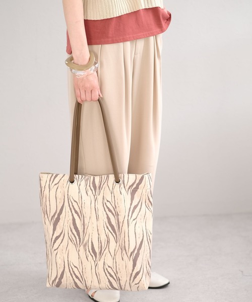 ANDJ(アンドジェイ)の「ゼブラ柄&無地トートバッグ(トートバッグ・レディース・ブラウン/シャンパン/ブラック・M)」の12枚目の写真