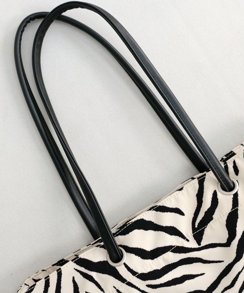 ANDJ(アンドジェイ)の「ゼブラ柄&無地トートバッグ(トートバッグ・レディース・ブラウン/シャンパン/ブラック・M)」の20枚目の写真