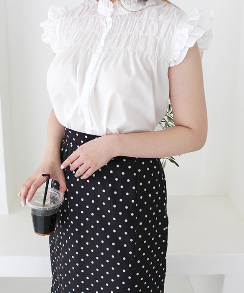 MODE ROBE（モードローブ）の「シャーリングノースリーブブラウス（シャツ/ブラウス・レディース・パープル/ホワイト/ブラック・FREE）」の5枚目の写真