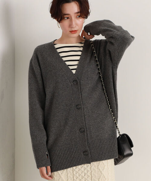 NOLLEY’S（ノーリーズ）の「◇【WEB限定カラーあり】MUSIC Vネックカーディガン（カーディガン/ボレロ・レディース・アイボリー/グレー/ベージュ/ライトグリーン/ライトブルー/ピンク/ベビーピンク/オフホワイト/ライトグレー系1/サックスブルー・38）」の4枚目の写真