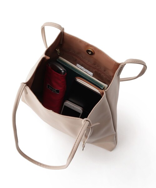 DRESKIP(ドレスキップ)の「◆つまみハンドルトート(トートバッグ・レディース・キャメル/ブラック系3/ブラック/ブラウン系1/ベージュ/ベージュ系5・00)」の8枚目の写真