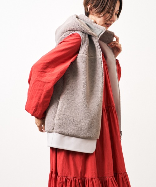 HERENCIA（ヘレンチア）の「異素材 ドッキング ボア フリース パーカ ベスト（その他アウター・レディース・グレー/カーキ/オフホワイト/ブラック・MEDIUM）」の3枚目の写真