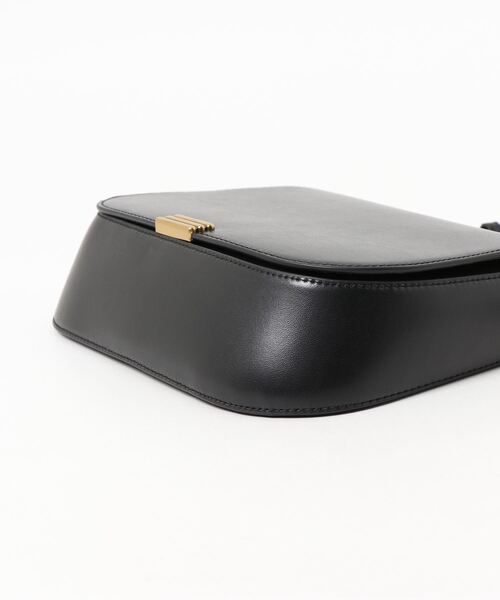 CHARLES & KEITH（チャールズ & キース）の「メタリックアクセント ショルダーバッグ / Metallic Accent Shoulder Bag（ショルダーバッグ・レディース・ブラック/レンガ/ブルー系その他4・M）」の16枚目の写真