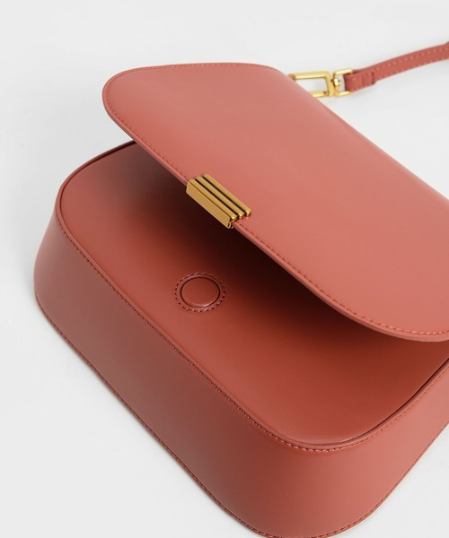 CHARLES & KEITH（チャールズ & キース）の「メタリックアクセント ショルダーバッグ / Metallic Accent Shoulder Bag（ショルダーバッグ・レディース・ブラック/レンガ/ブルー系その他4・M）」の11枚目の写真