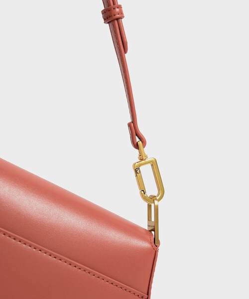 CHARLES & KEITH（チャールズ & キース）の「メタリックアクセント ショルダーバッグ / Metallic Accent Shoulder Bag（ショルダーバッグ・レディース・ブラック/レンガ/ブルー系その他4・M）」の22枚目の写真